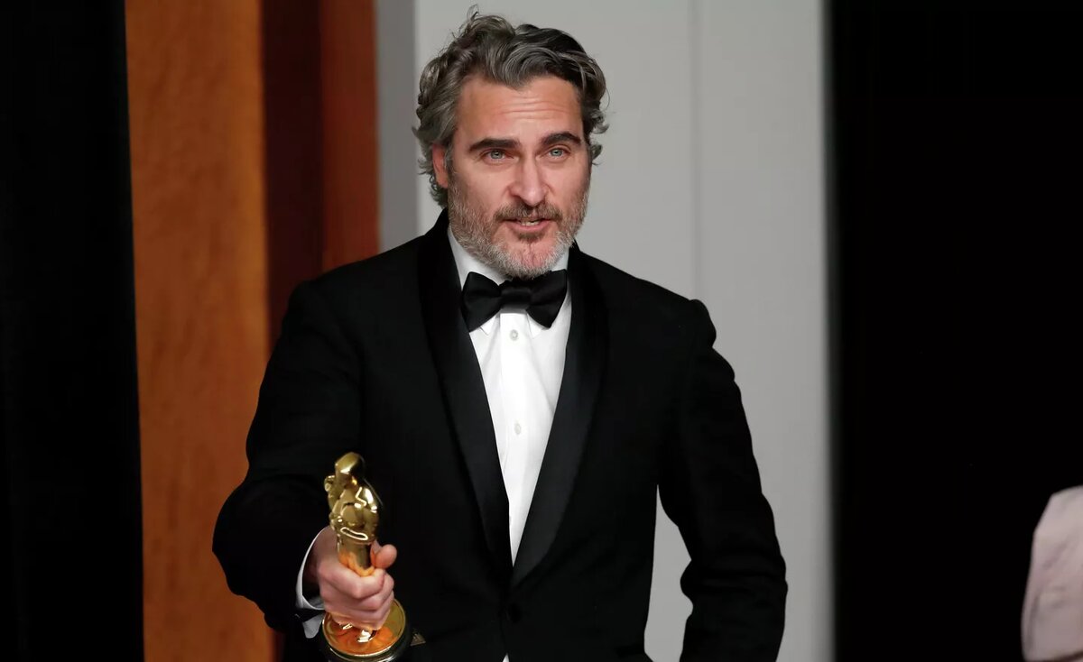 Хоакин Феникс с "Оскаром". Не окончил среднюю школу и не посещал курсов актерского мастерства.