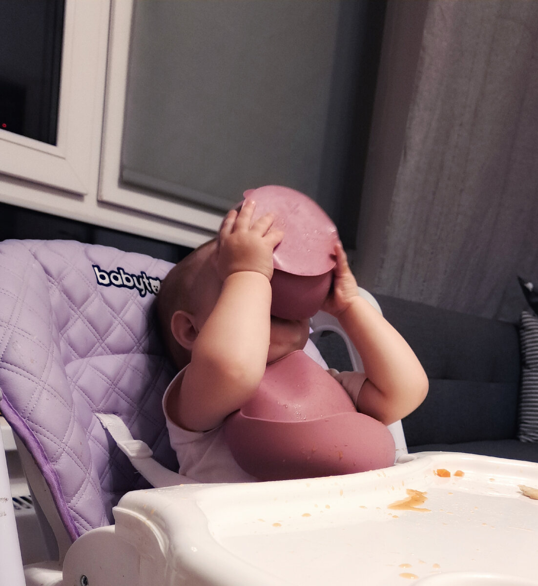 В 11 месяцев моя дочь вполне могла есть сама. Правда, после каждого приёма пищи до сих пор нам требуется генеральный уборка:) 