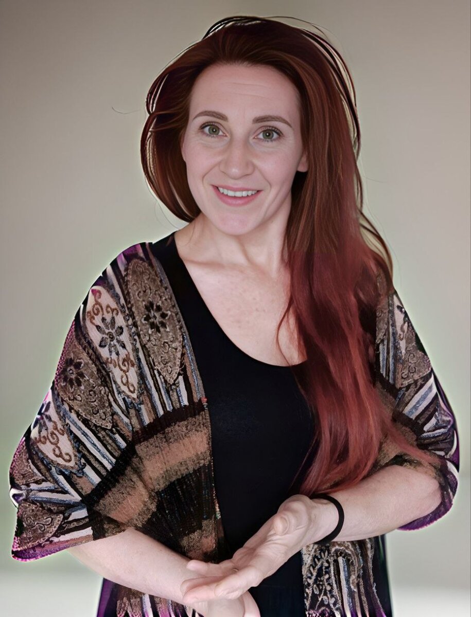 Светлана Долинина - консультант по вопросам супружеской измены, любовных треугольников и любовной зависимости.