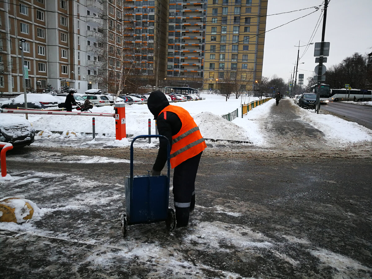 Кто, когда и как должен убирать снег и лед с территории у вашего дома и на  дорогах | жкх: вопросы и ответы | Дзен