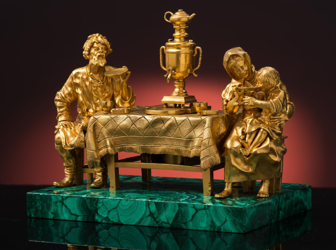 Чернильница со сценой чаепития. Москва, 1880-е гг. Бронза, малахит, литье, чеканка, золочение, мозаика