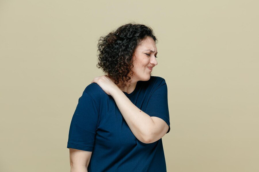 <a href="https://ru.freepik.com/free-photo/aching-middleaged-woman-wearing-tshirt-keeping-hand-on-shoulder-with-closed-eyes-isolated-on-olive-green-background_27468025.htm#from_view=detail_alsolike">Изображение от stockking на Freepik</a>