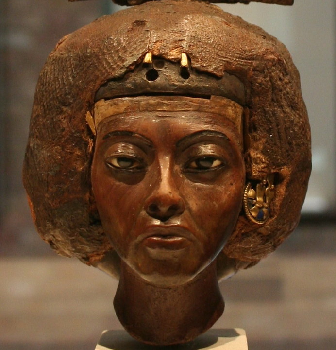Скульптура Тии (Египетский музей, Берлин) // Источник: Wikimedia Commons (Einsamer Schütze, CC BY-SA 3.0) https://commons.wikimedia.org/wiki/File:%C3%84gyptisches_Museum_Berlin_027_detail_01.jpg