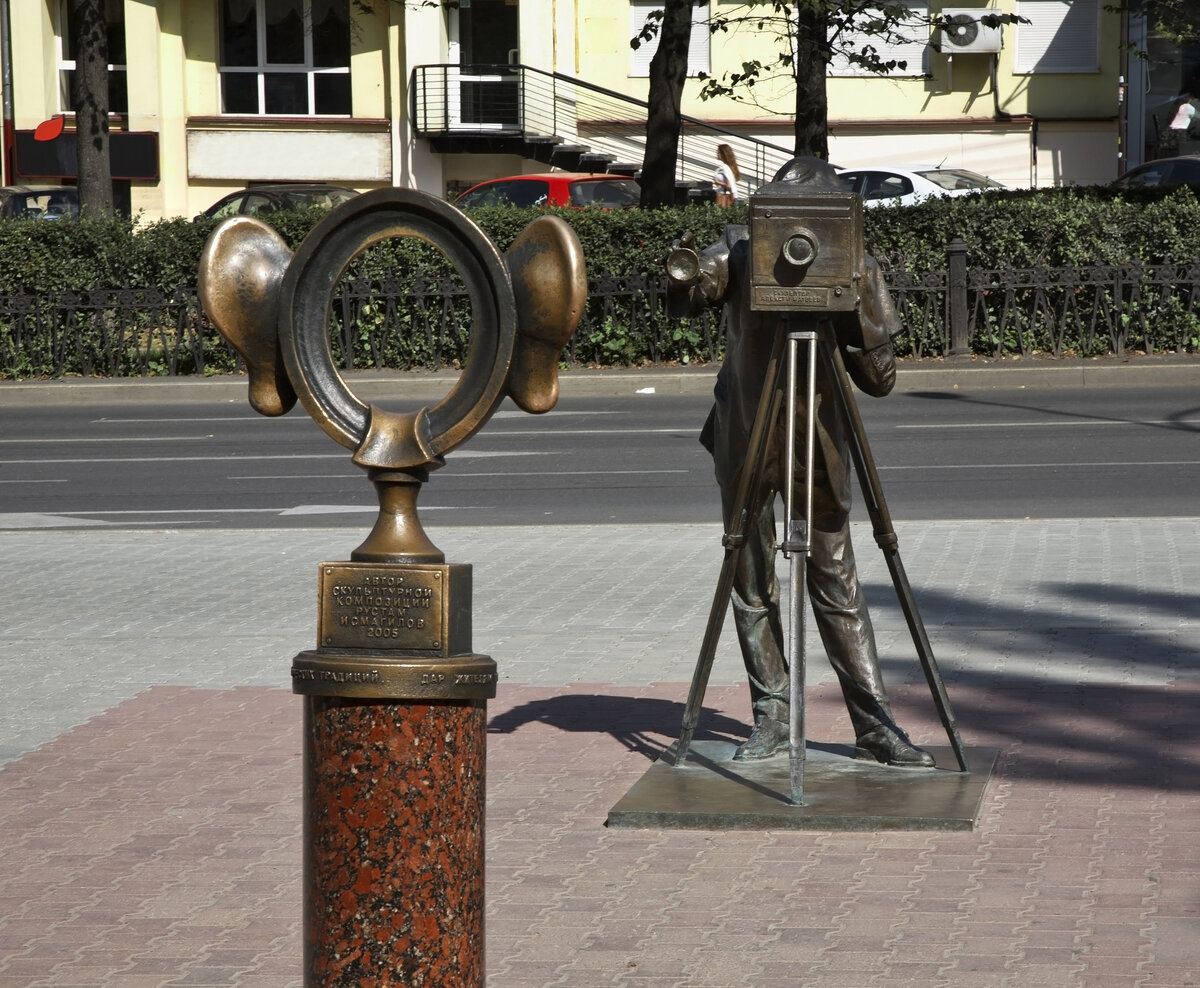 Рустам Исмагилов. Скульптурная композиция "Пермяк-соленые уши". Вид со стороны гостиницы "Прикамье".