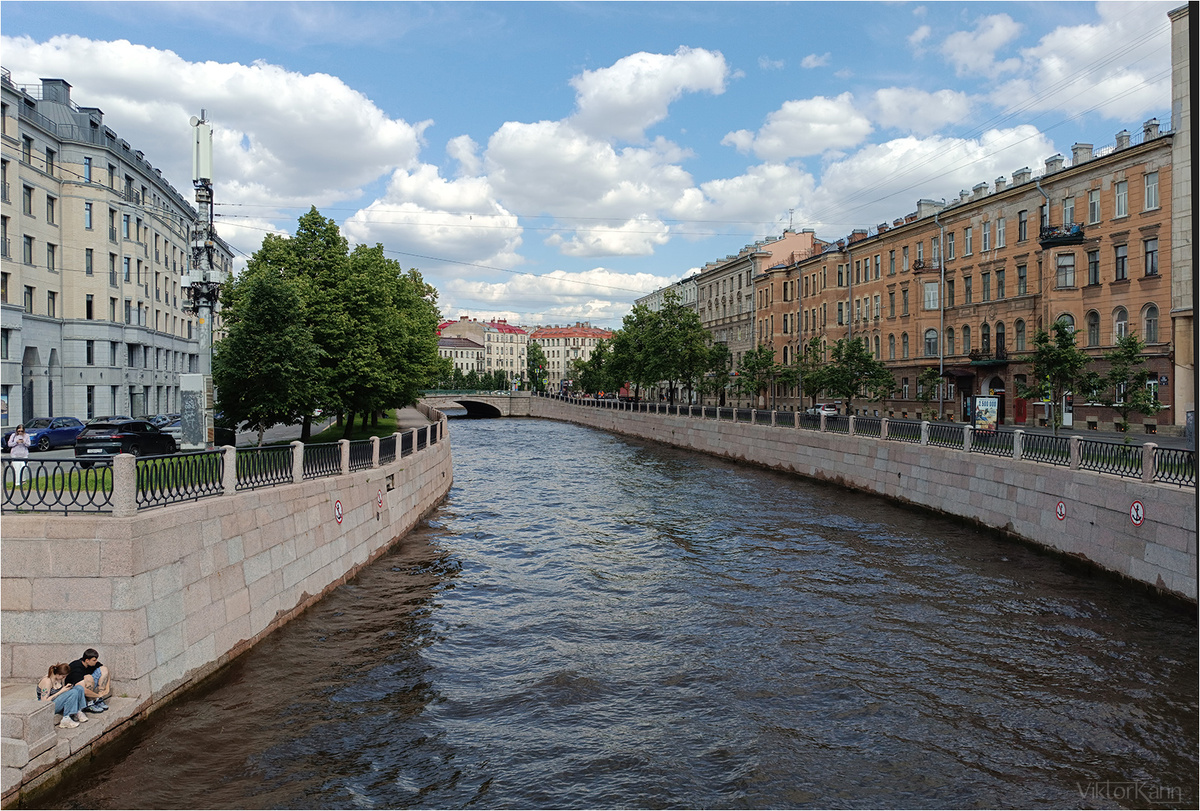 Много воды в реке Карповке? Карповка — река в Санкт-Петербурге, один из рукавов Невы, который разделяет Петроградский и Аптекарский острова. ru.wikipedia.org*spbvedomosti.ru
Основные характеристики:

    Длина — 3 км.
    Ширина — от 13 до 20 метров.
    Глубина — до 2,5 метров.
    Берёт начало из Большой Невки, впадает в Малую Невку.♦ Карповка ♦ https://www.facebook.com/viktor.kann/posts/pfbid036kEhJe8aLK25zAaMVmJpoq8TFSr1ZPEWhjurKaGU2aE4znstTvAMTkPDhtCf7eyEl