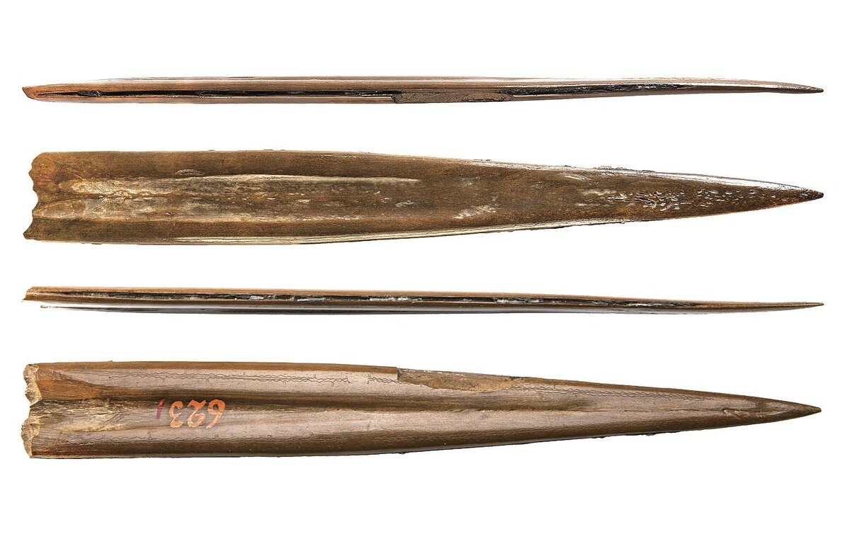 Кинжал. Кость, кремень. Шигирский торфяник, прииск «По Истоку». МАЭ РАН. Фото С.Б. Шапиро