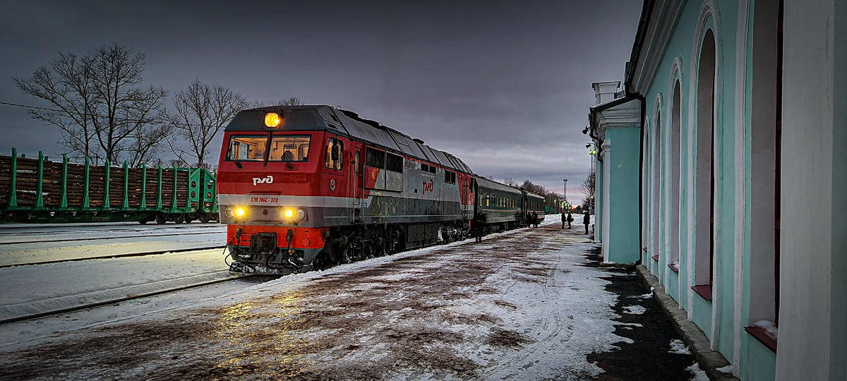 Обслуживать пригородный пассажирский поезд поездым локомотивом гораздо удобнее. Фото автора канала