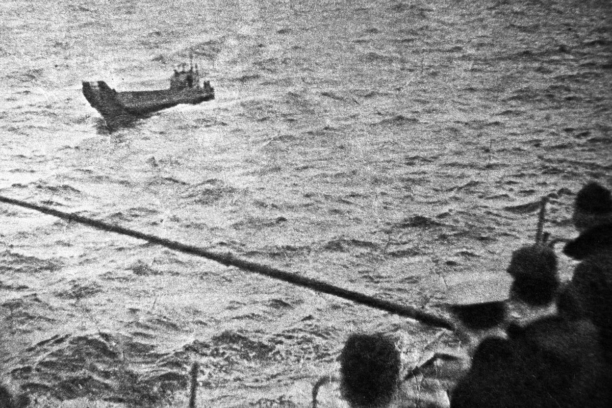 Американские моряки с авианосца «Кирсардж» смотрят на баржу Т-36