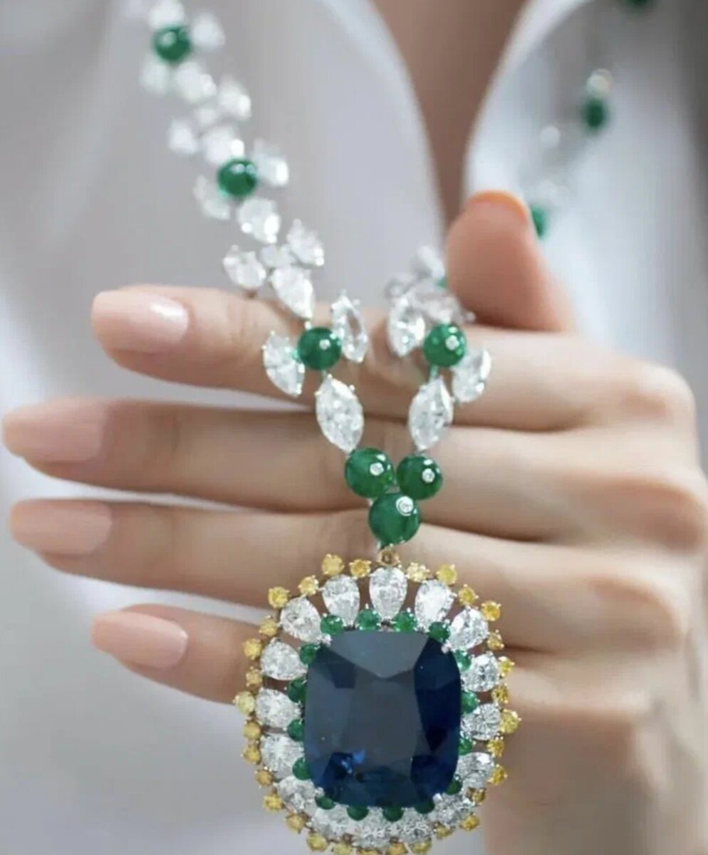 Стильные украшения. Модные золтыеукрашения. Какие ювелирные украшения в моде. Шикарные золотые украшения. Стильный.