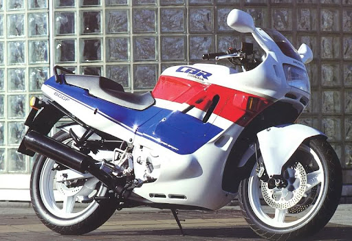 Модель спортивного мотоцикла Honda CBR600F начинает свою историю с 1987 года и модели Honda CBR600F Hurricane.