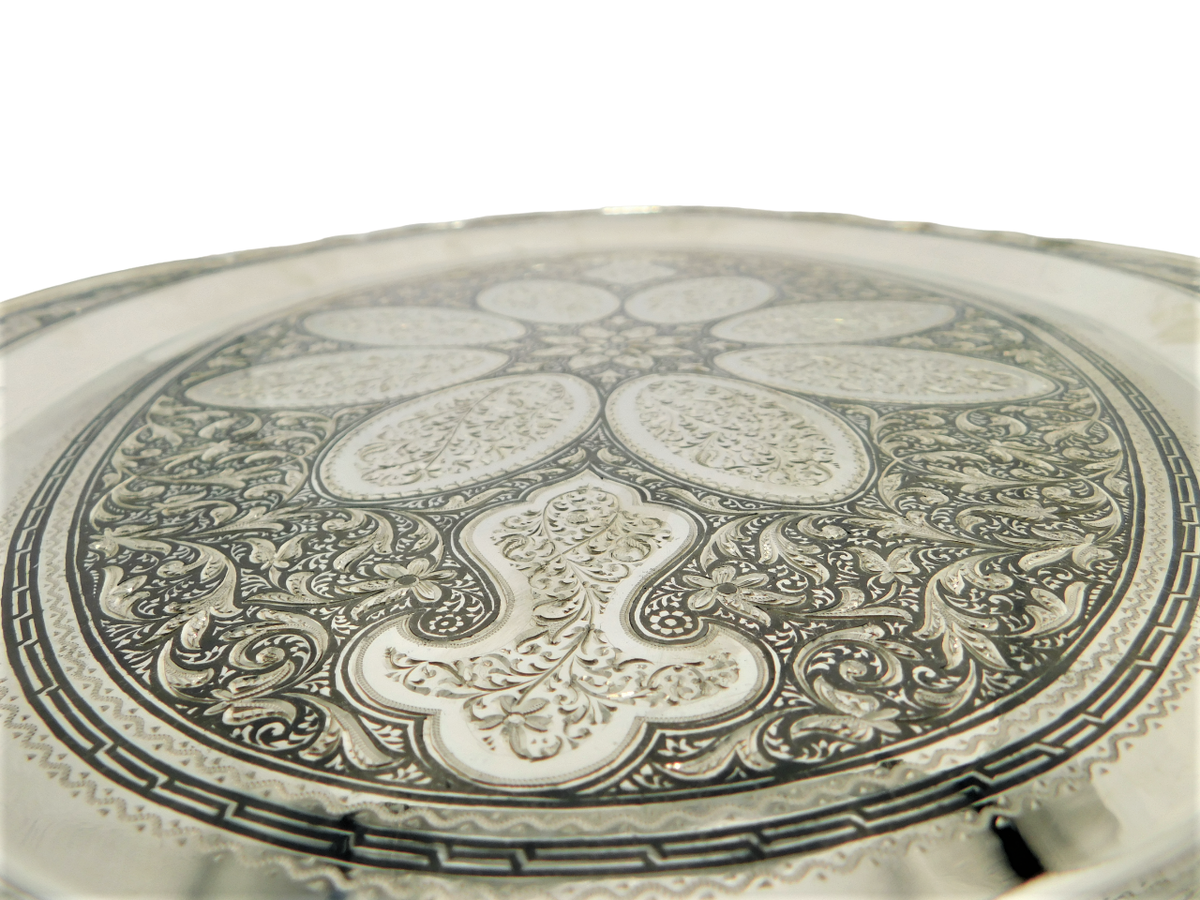 Искусная резьба и чернение - декоративная отделка подноса. Серебро. Россия. Дагестанские мастера.