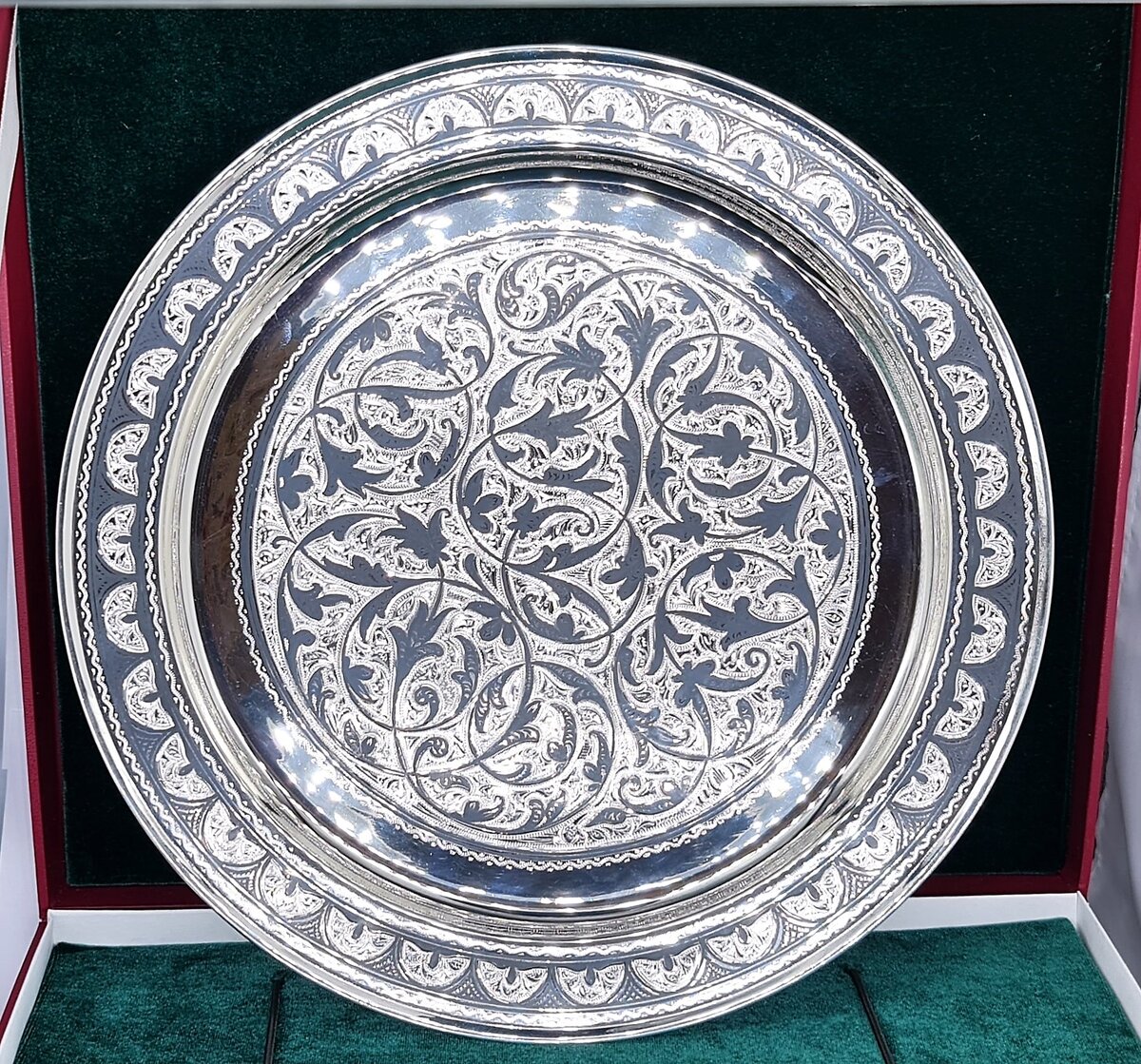 Круглый поднос из серебра