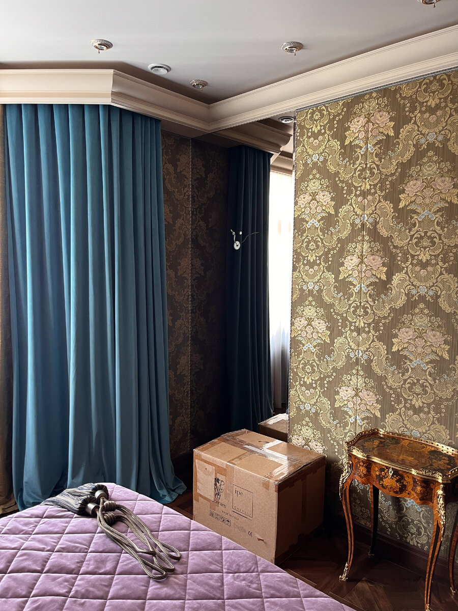 Бронзовое зеркало в нишу для спальни