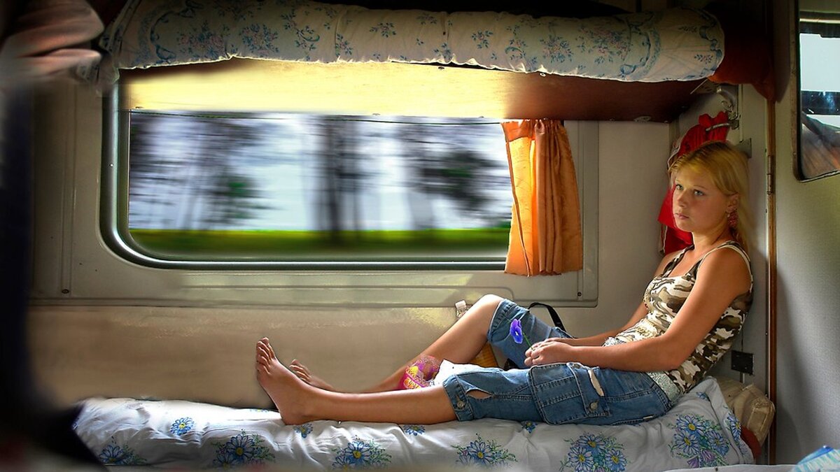 Женщина в купе поезда. Поезд. Девушка в вагоне поезда. Красивые девушки в поезде. Фотосессия в поезде.