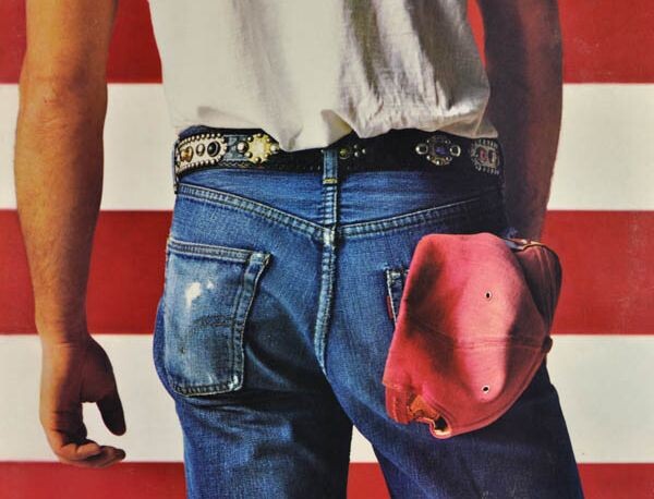 В заднем кармане джинсов Спрингстина - красная бейсболка с надписью MAGA?