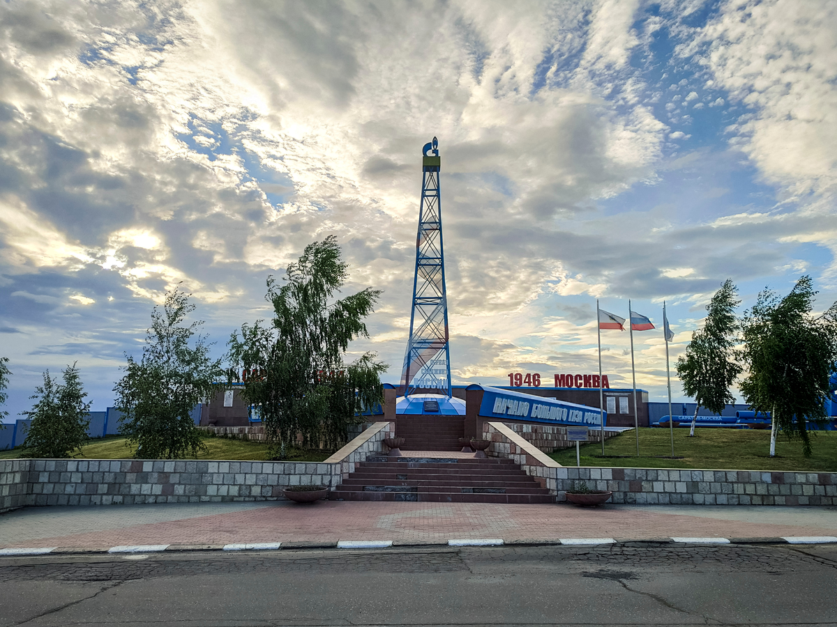 Памятник газопроводу Саратов-Москва в Елшанке.