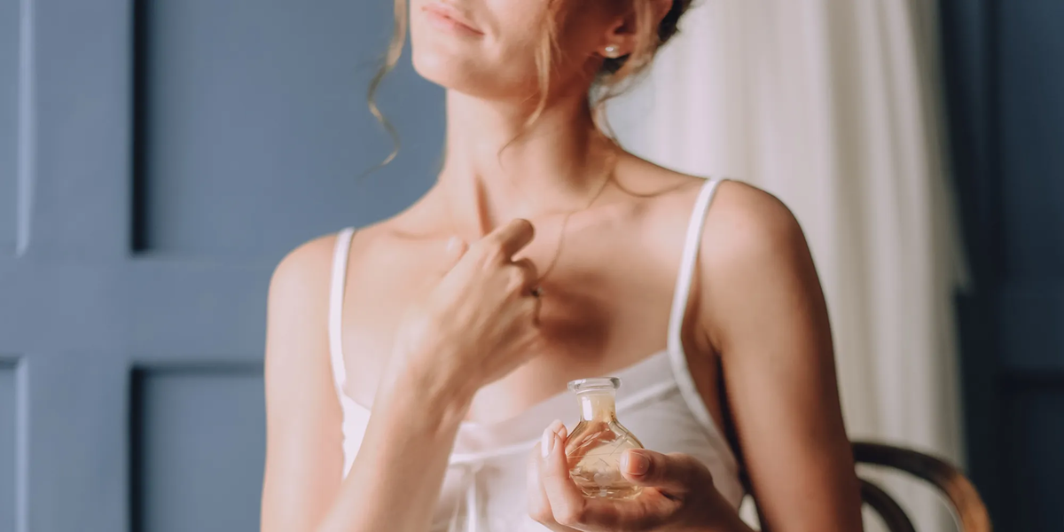 https://de-parfum.ru/articles/kak-pravilno-nanosit-i-nosit-parfyum/