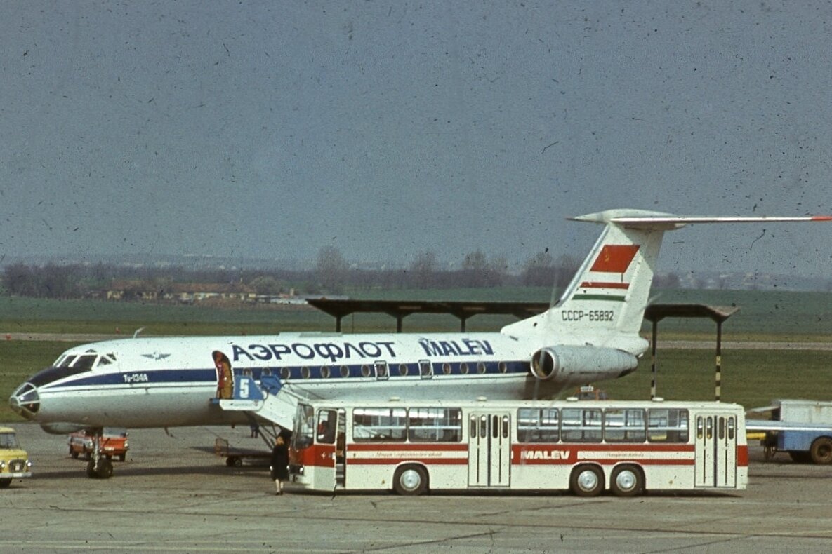 ▲ Первый экземпляр Ikarus 290 у трапа Ту-134А. Аэропорт Ferihegy, Будапешт, 1978 г.  ///  MMKM Archívum