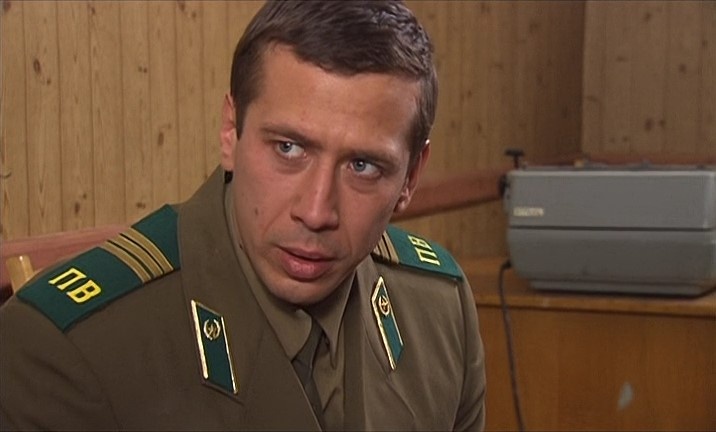 Кадр из сериала "Призвание" (2005). Олег Крайнов (А. Мерзликин).