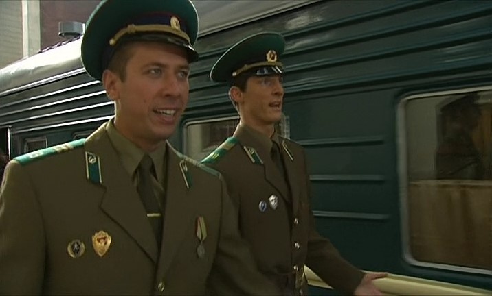 Кадр из сериала "Призвание" (2005). Олег Крайнов (А. Мерзликин) и Антон Рудаков (О. Соловьёв) приехали в Москву поступать в театральное училище.