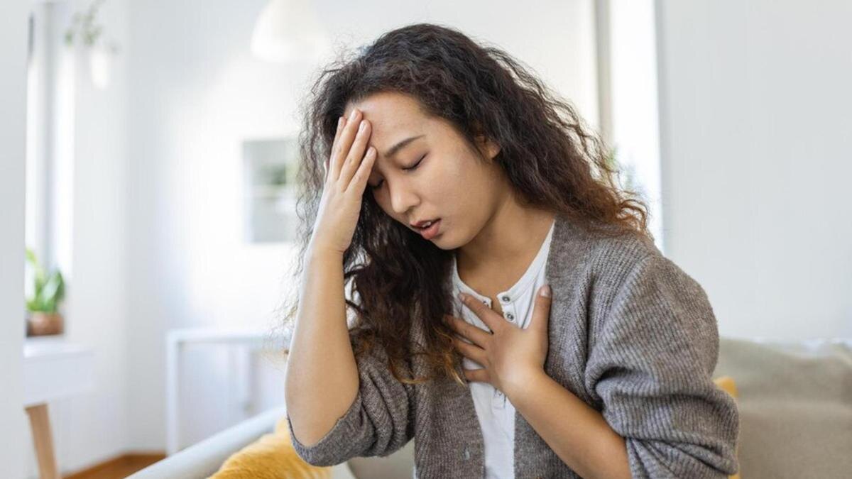    Женщина держится за голову:Freepik