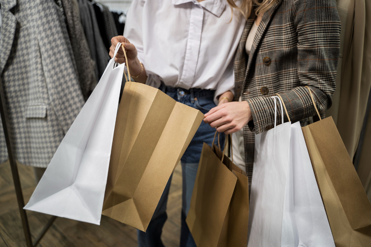 Источник изображения: https://www.freepik.com/free-photo/close-up-people-holding-shopping-bags_21923211.htm#fromView=search&page=1&position=47&uuid=0a76da7b-8155-44bd-bc1f-12e32ed9364f&query=%D0%B1%D1%80%D0%B5%D0%BD%D0%B4%D0%BE%D0%B2%D0%B0%D1%8F+%D0%BE%D0%B4%D0%B5%D0%B6%D0%B4