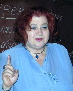 Руководитель «Тетрады» - Перетрутова Лидия Валентиновна. Называет себя «ректором, действительным членом международной академии наук о природе и обществе».