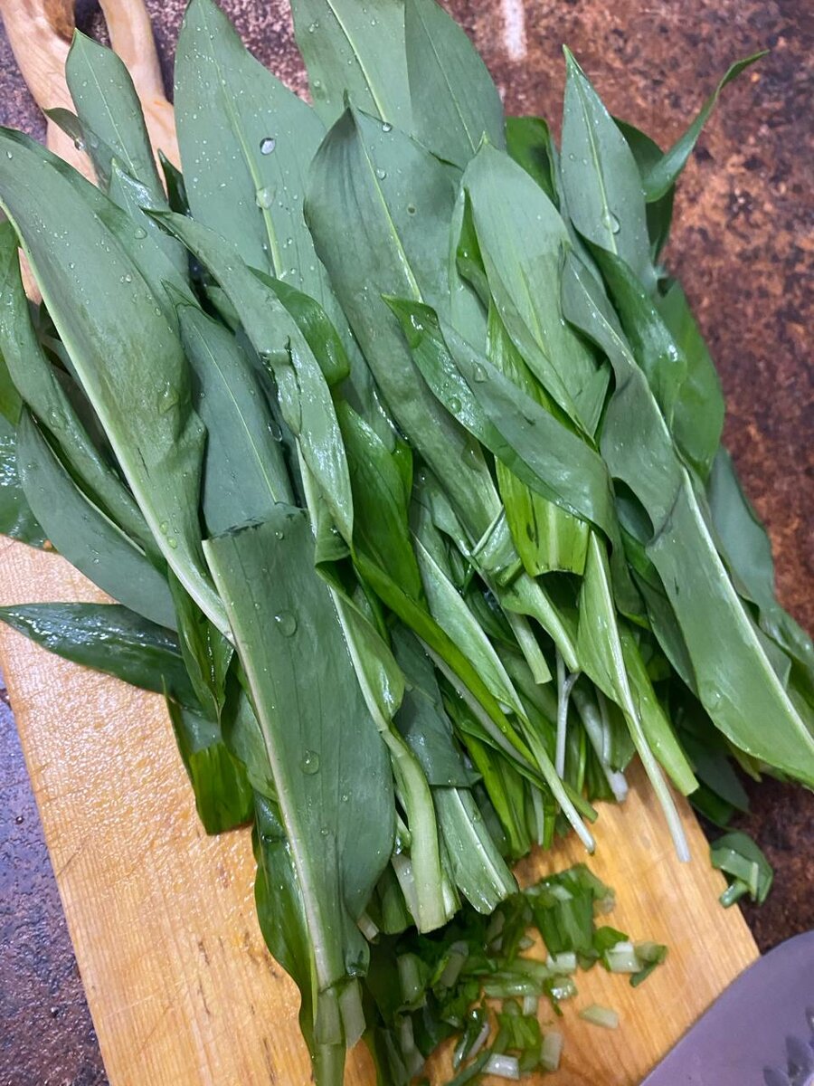 Нарезаем черемшу и зелень