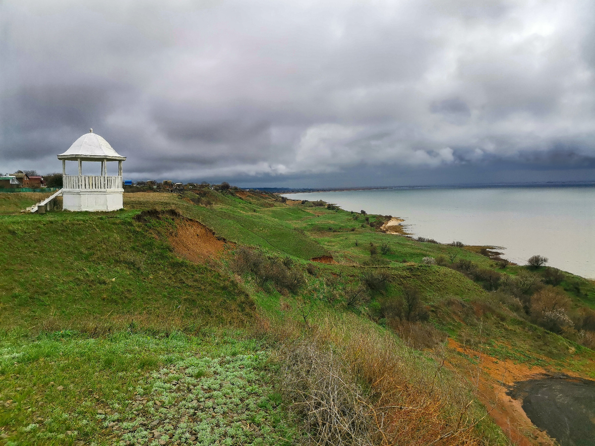 Беседка на вершине холма в Мержаново.
