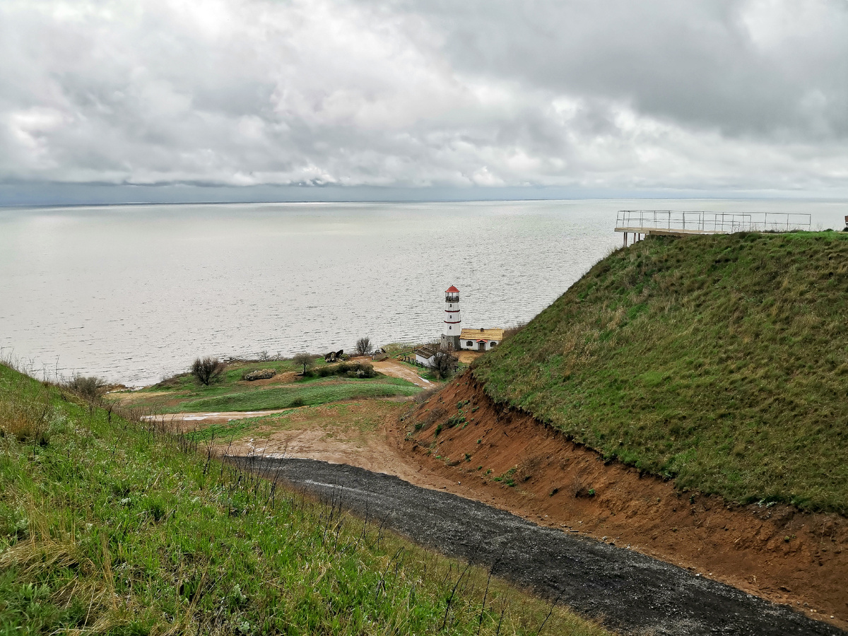 Спуск к маяку в парке Oxyland в Мержаново.