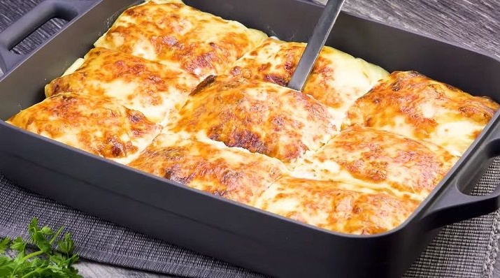 Запеканка из блинов с курицей и грибами под соусом бешамель