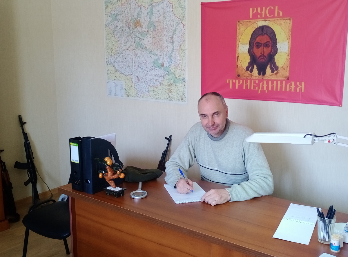 Март 2022 г. СВО 3 км от Харькова пос Циркуны Сергей Моисеев пишет репортаж в рабочей творческой обстановке.