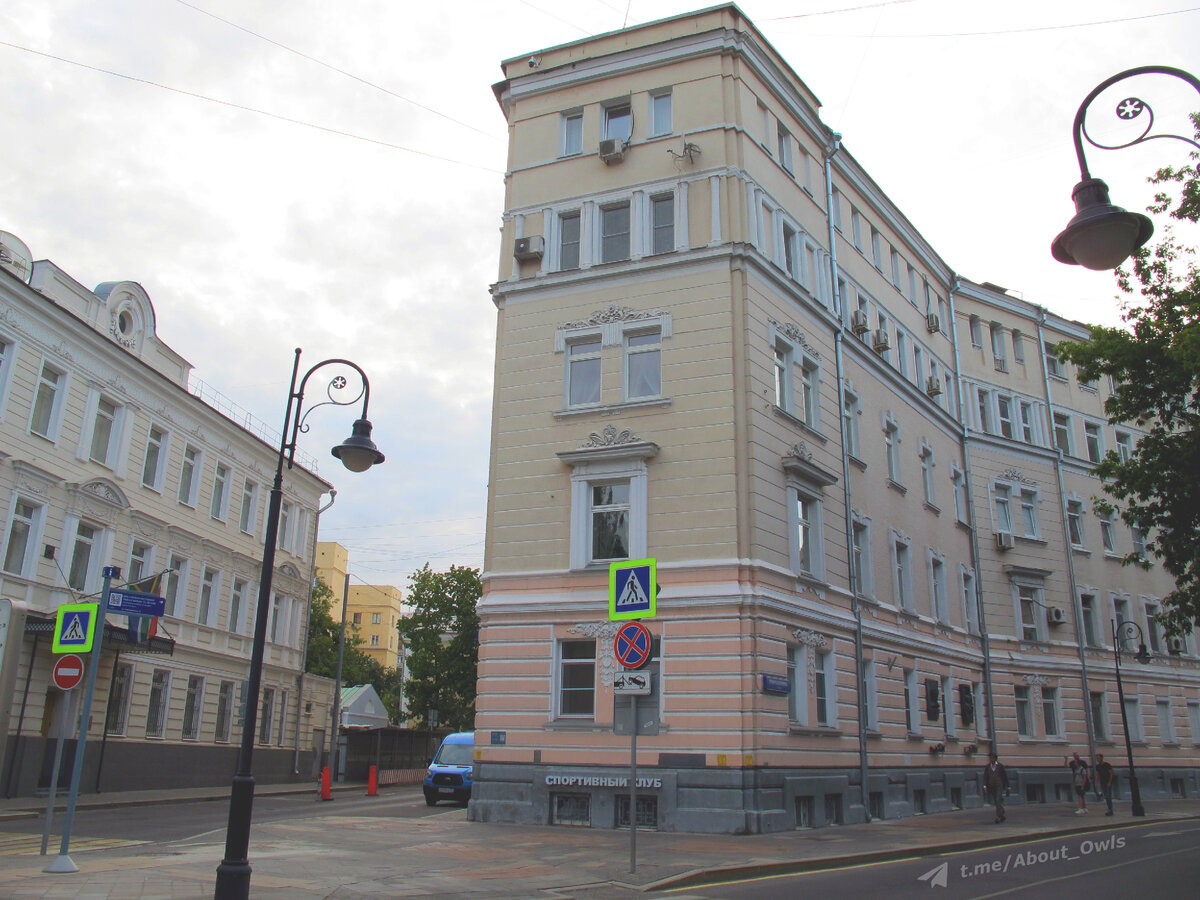 Иногда из-за своеобразной формы его называли "домом-утюгом". Фото – август 2022