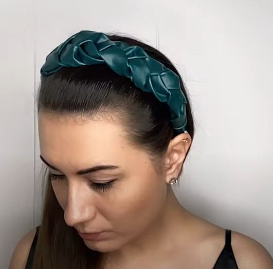    Кожаный ободок   
Источник: Скриншот из видео