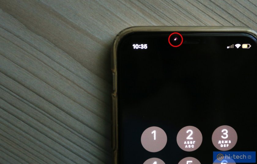 Некоторые пользователи iPhone замечают маленькую красную точку, которая тускло горит около фронтальной камеры или в другом месте на передней панели смартфона.