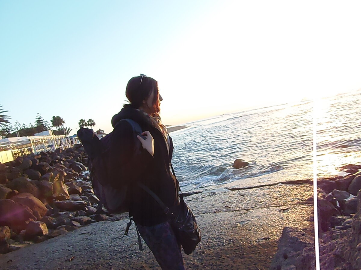 Это засвеченное фото с заваленным горизонтом, сделанное со штатива, наглядно демонстрирует весь мой набор вещей.)) Я встречала рассвет на острове Гран Канария после ночевки в аэропорту, поэтому всё вещи с собой.