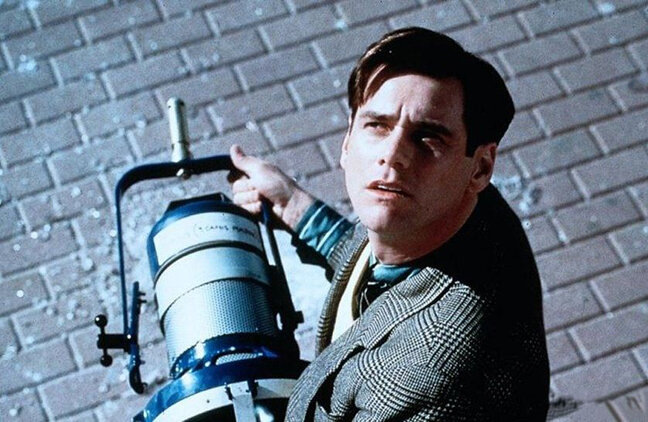 В руках у героя Джими Керри упавший с неба светильник. Источник изображения: https://avatars.dzeninfra.ru/get-zen_doc/1328583/pub_5c054cc3e7f23800ac0bd160_5c054dd2817f7800abf629f4/scale_1200