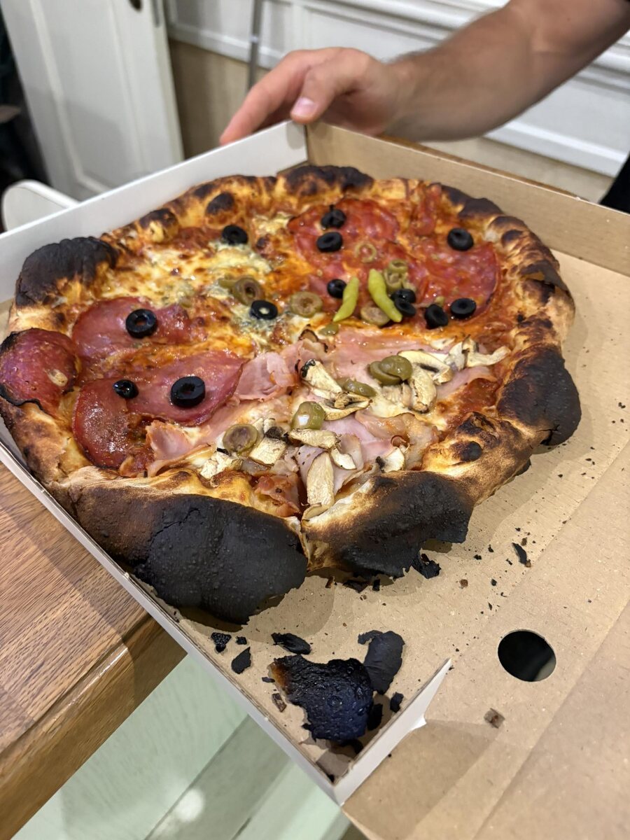 После действия огня появляется результат - обгорелая пицца...; ♦ Ресторан La Toscana
Худшие пиццы в мире.
Позор Бургаса! ♦ https://www.facebook.com/groups/russkaya.bolgariya/posts/2714734185382213/