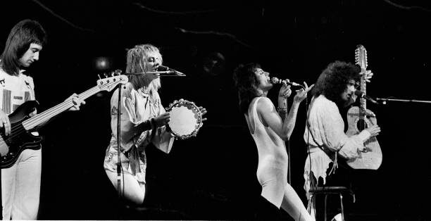 Queen во время исполнения "'39" на концерте в Чикаго 28 января 1977 года