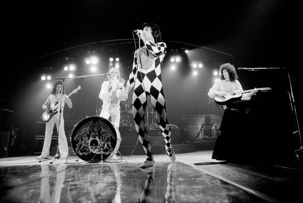 Queen исполняют "'39" в Копенгагене 12 мая 1977 года 
