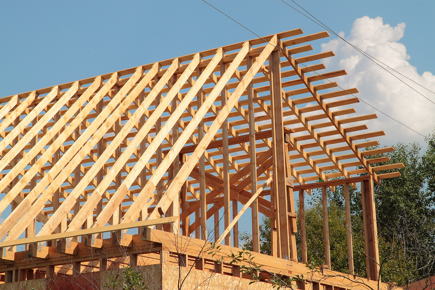 Шаг установки стропил обычно выбирают соответственно длине здания