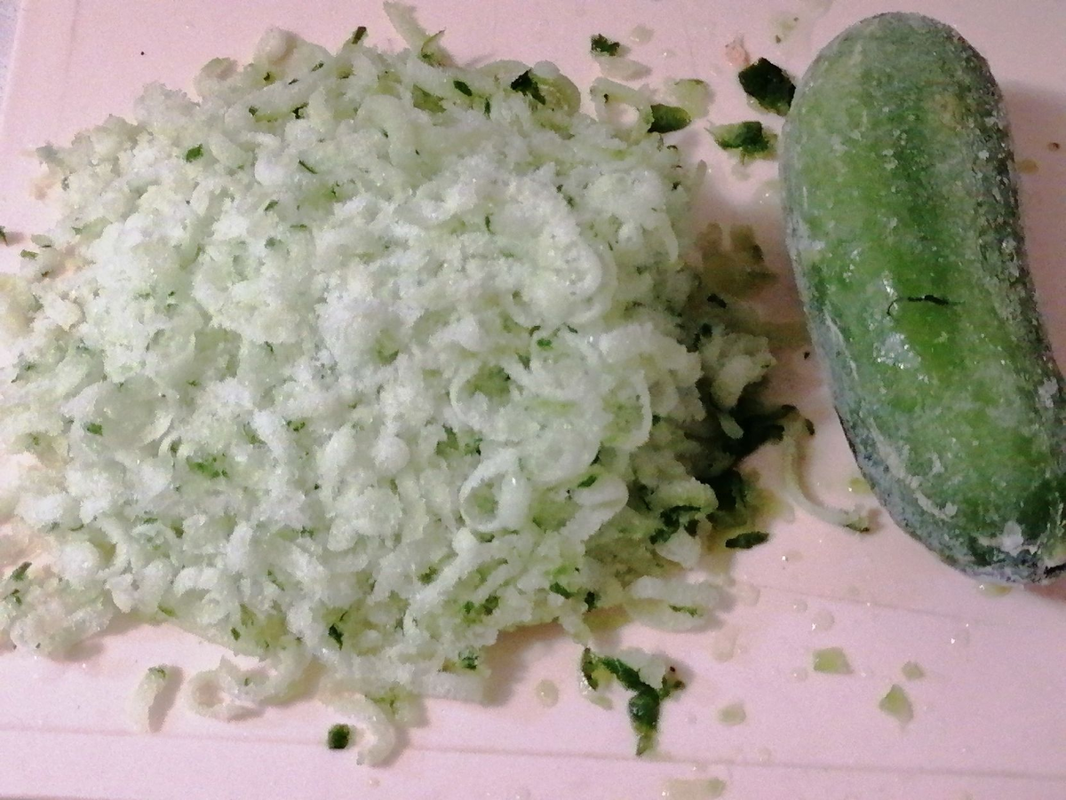 Замороженный огурец натерла на терке и сразу бросаю в блюдо, фото автора