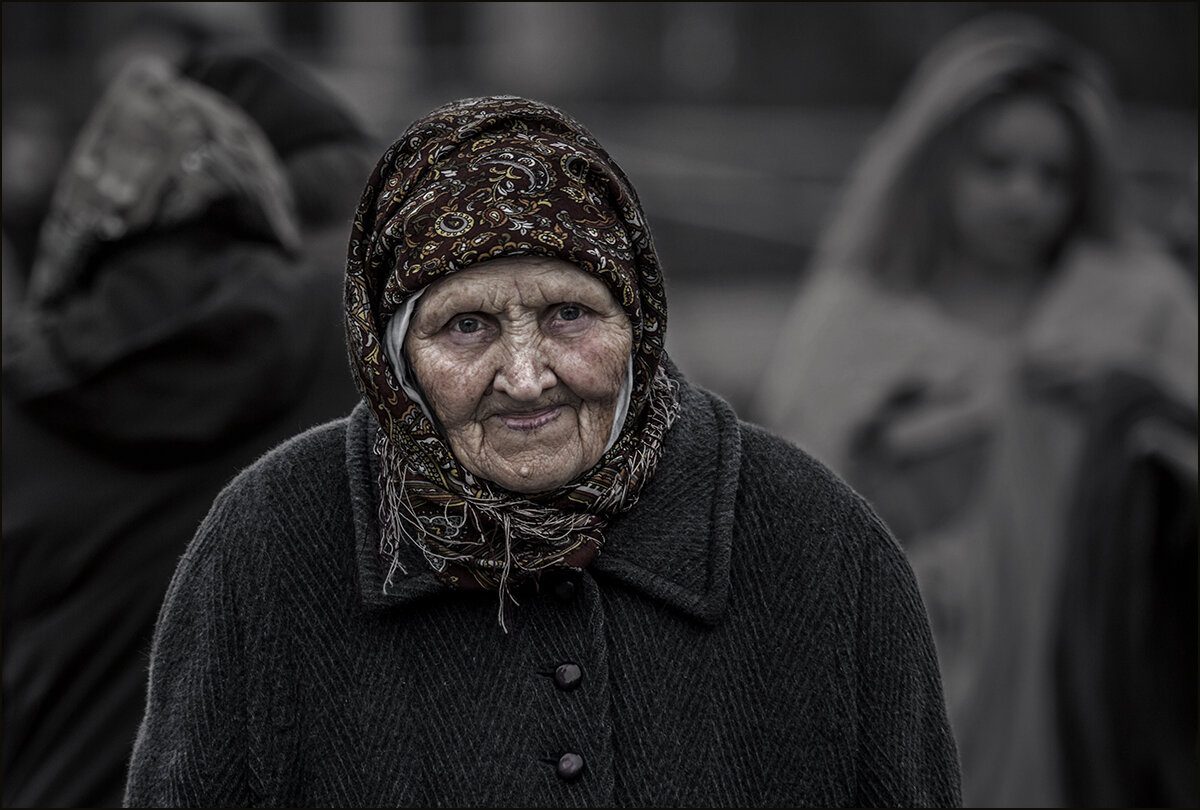 Старые женщины россии. Бабушка в черном платке. Старая женщина в платке. Бедная старушка.