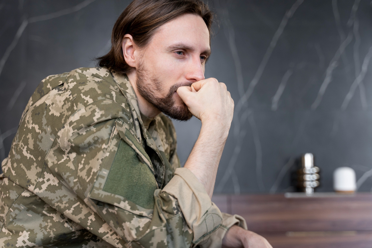 Еще никогда люди так не были рады сколиозу и близорукости. Фото: freepik.com