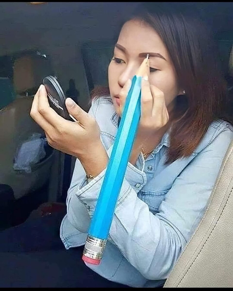 Eyebrows is life 🤣🤣

    Брови - это жизнь 🤣🤣
♦
https://www.facebook.com/AvanshinMain/posts/pfbid0fNKq5jqaye7roZHmtQ33phbSopqe8SPgKiSh1beLUHynbjMzDifkSig3bxms2bF3l