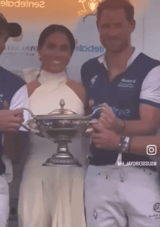 Меган не хочет, чтобы ты был рядом с ее мужчиной. Посмотрите, как она командует другой чернокожей женщиной. О, а вы знали, что она никогда даже не считала себя черной? Она явно смотрит свысока на чернокожих. Посмотрите, как ее рупор говорил о конюшем покойной королевы. И мы знаем, как она относится к другим женщинам, особенно если они красивы и образованы. Если бы она могла вести себя так на публике, можно только представить, как она обращалась с дворцовым персоналом. Она крутая! Три раза она говорила ей двигаться! Три хороших раза!! Три!!!! Директор Сентебале!