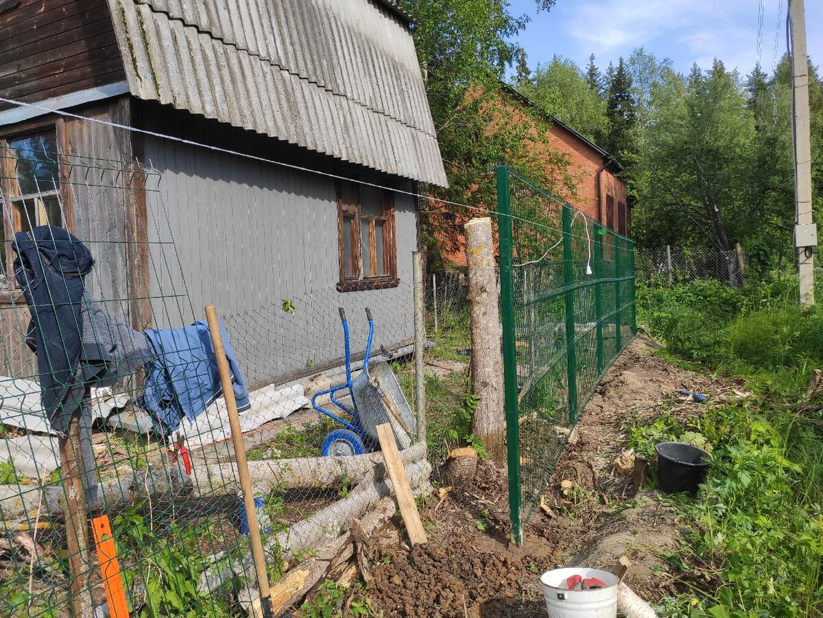 11 июня 2023 года - половина забора установлена