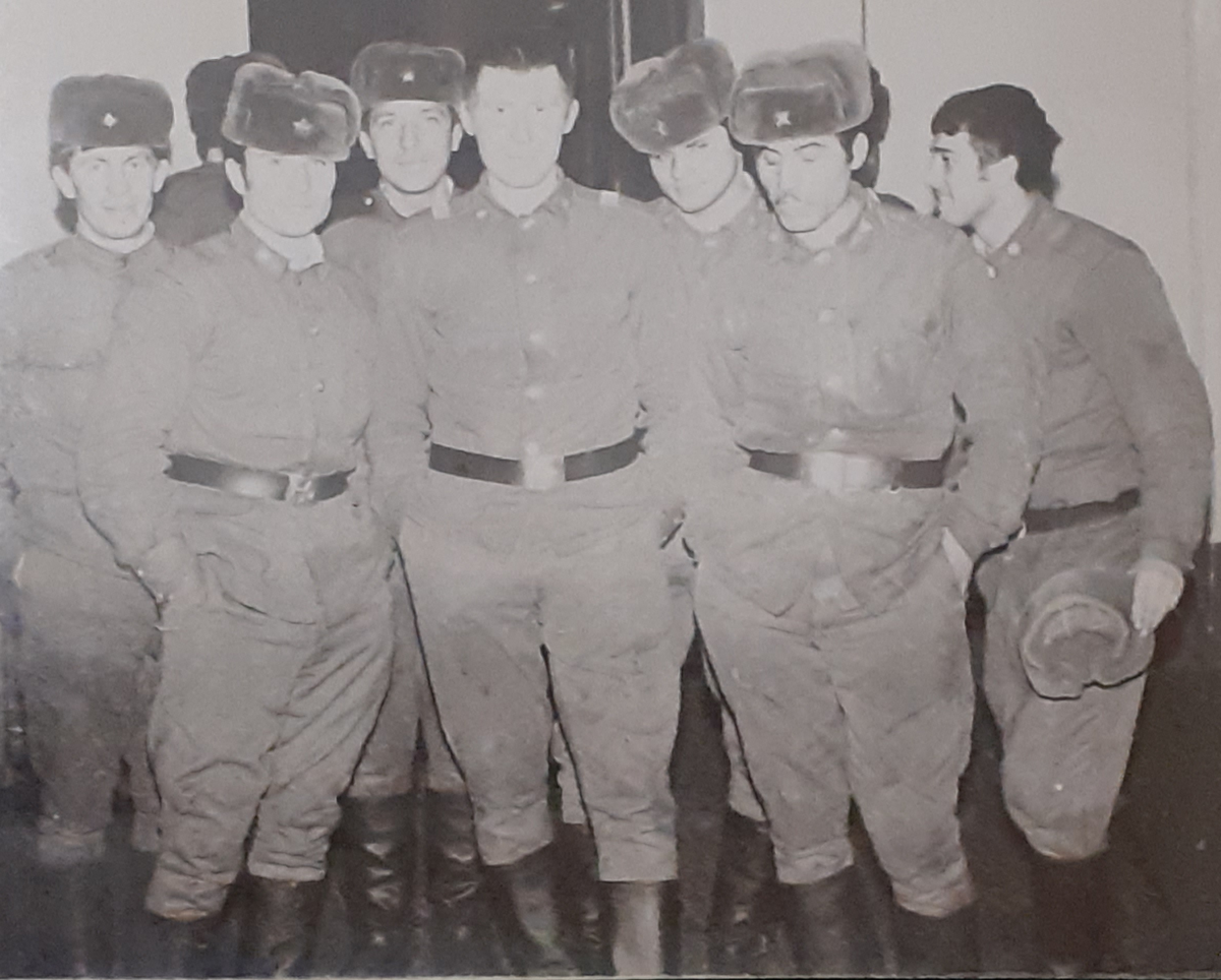 Автор в центре, справа грузин Гамбарашвили, гагауз Яманди, слева кубанский казак Орлов.