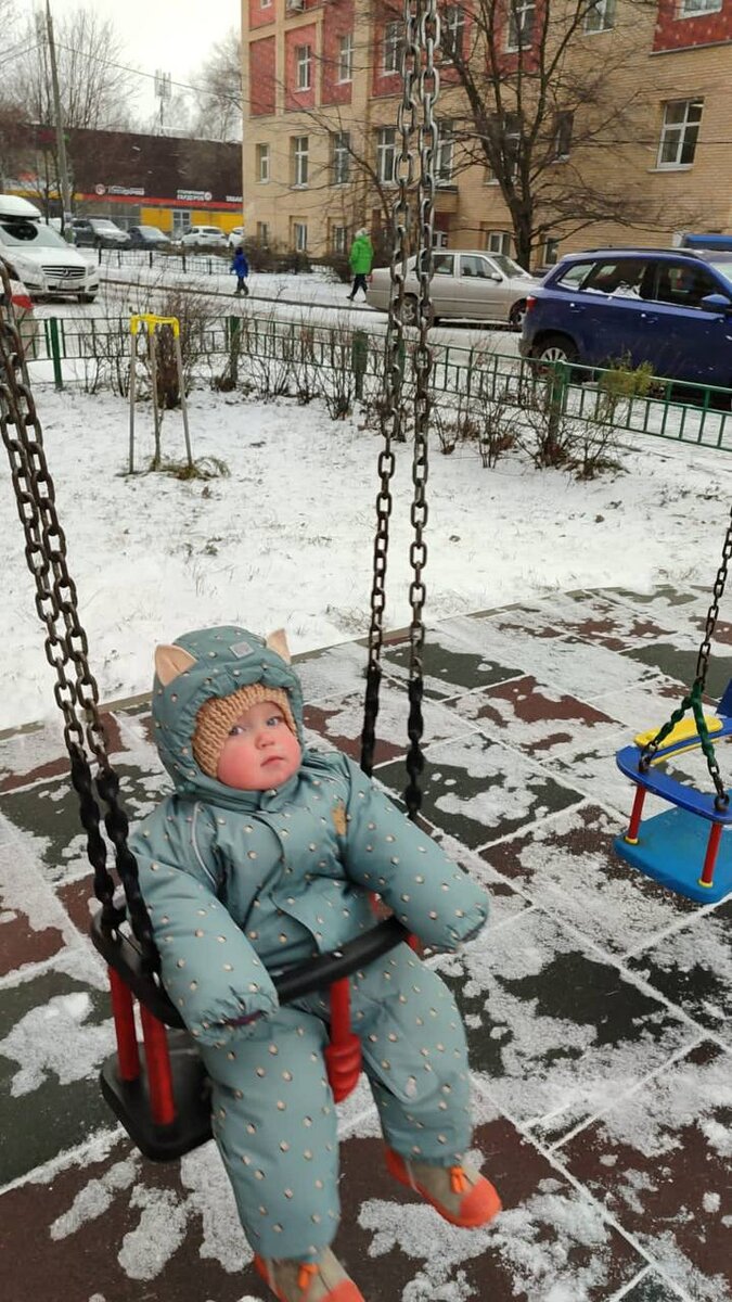 Зимний комбинезон мы покупали сами.