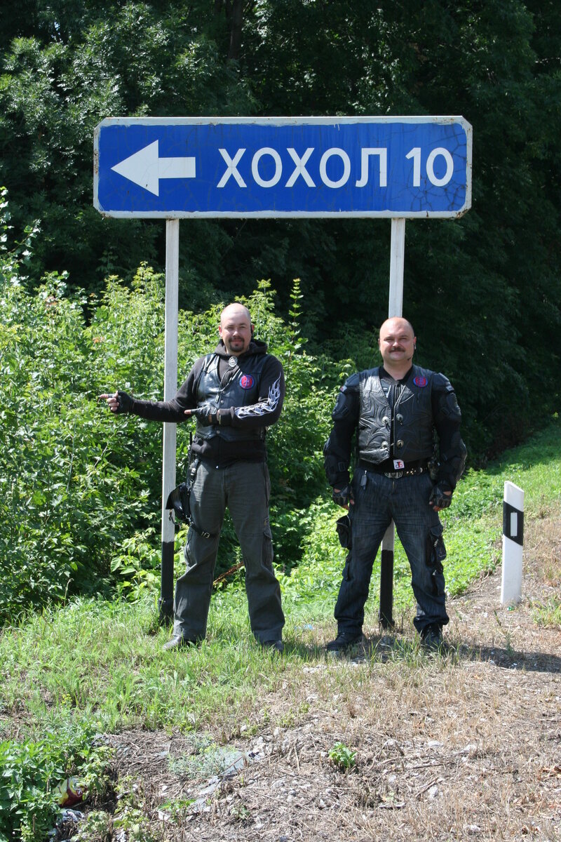 Я лысый слева